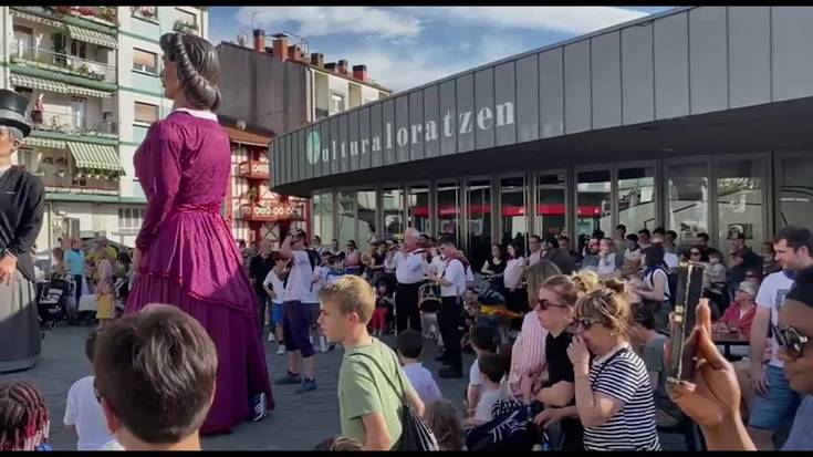 Lebitonen desfilea, Santakrutzei hasiera emateko