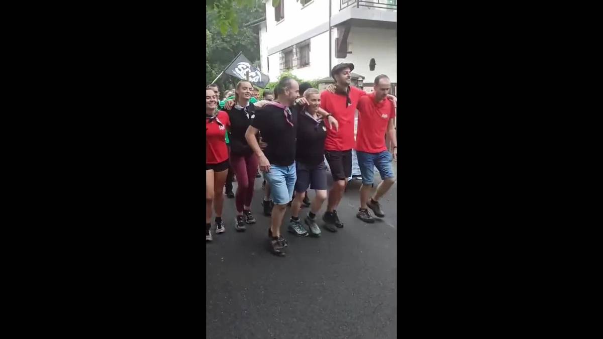 Goiburuko oilasko-biltzaileak goizean goizetik dabiltza auzoan jai giroa zabaltzen