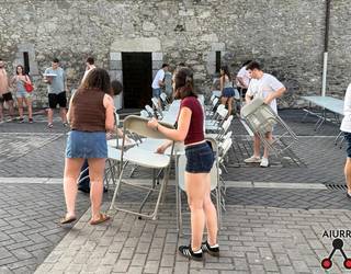 San Juan sua piztu aurretik, barrikotea egin dute Larraulen