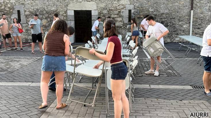 San Juan sua piztu aurretik, barrikotea egin dute Larraulen