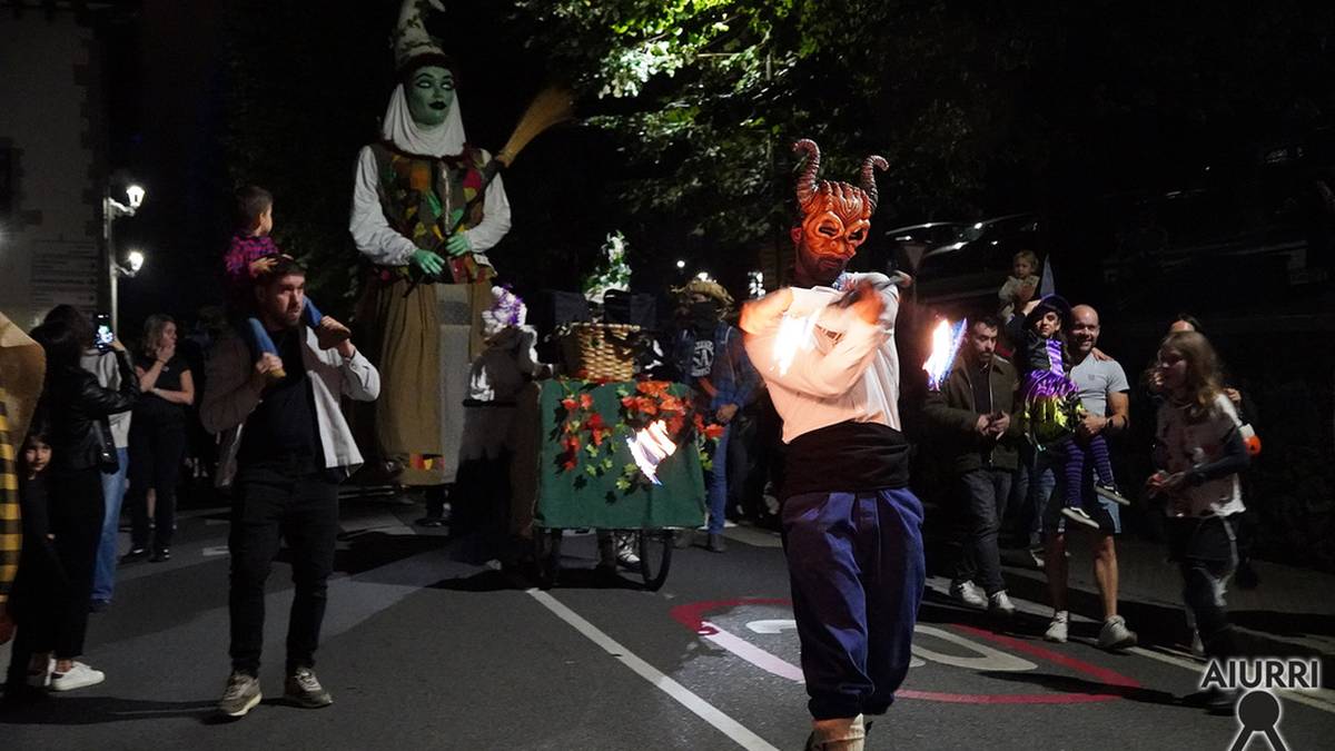 Sorgina eta Basajaun erraldoien agerpena Gau Beltzan