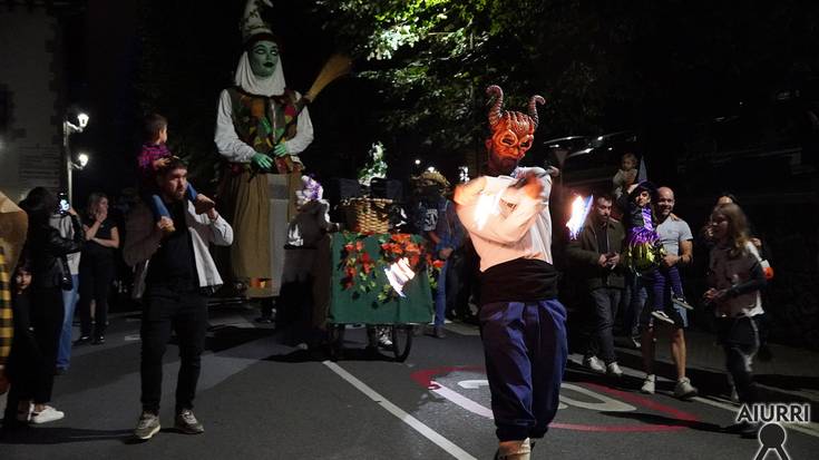 Sorgina eta Basajaun erraldoien agerpena Gau Beltzan