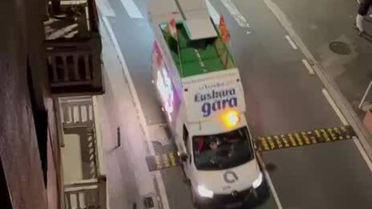 Axeriak gidari, eta dozenaka lagun atzetik