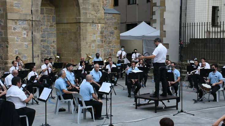 Txori kantak abestia, Errenteriako Musika Bandaren eta Donostiako txistularien eskutik
