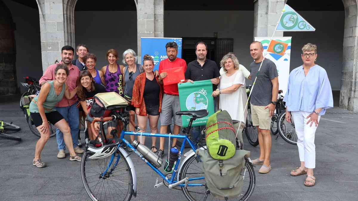 Andoaingo Udalak harrera egin die COP31 Bike Ride ekimeneko kideei