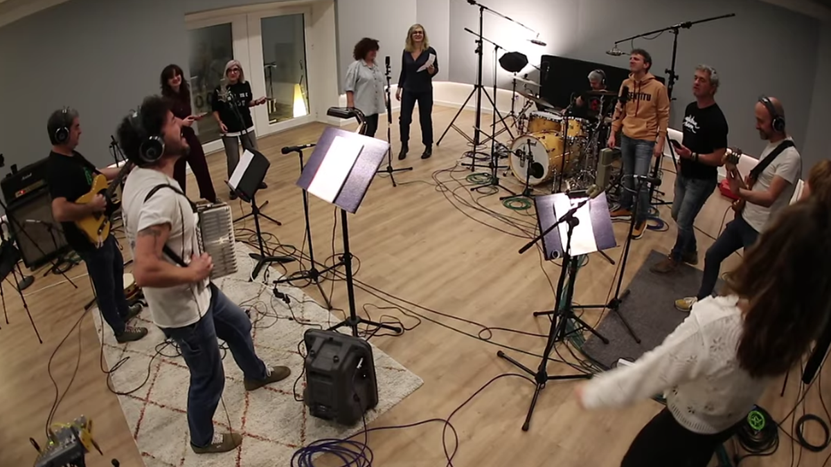 Etzakiten itzulera, lehen emanaldia egin zuten agertokira