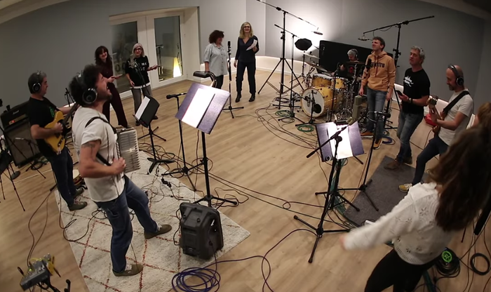 Etzakiten itzulera, lehen emanaldia egin zuten agertokira