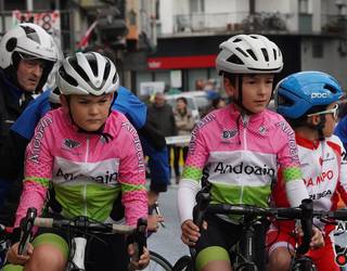 Herriko kaleetan abailan ibili ziren benjamin, alebin eta infantil mailetako txirrindulariak