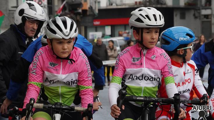 Herriko kaleetan abailan ibili ziren benjamin, alebin eta infantil mailetako txirrindulariak