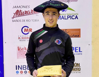 Txapela jantzi du, Errioxan irabazita