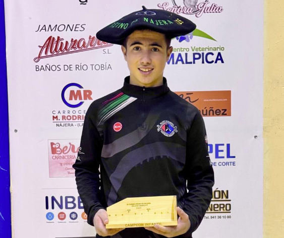 Txapela jantzi du, Errioxan irabazita