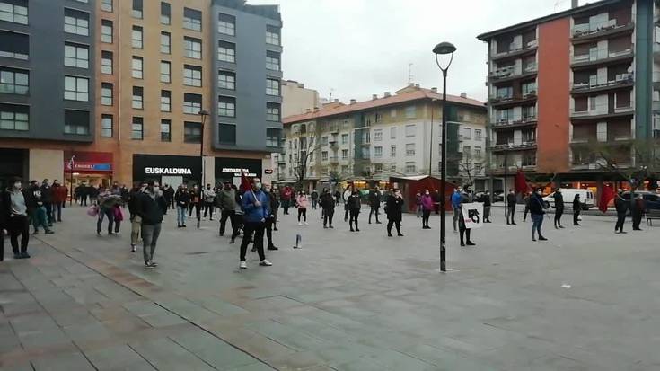 Dozenaka lagun elkartu dira Zumea plazan, Pablo Hasèl rap kantariaren alde