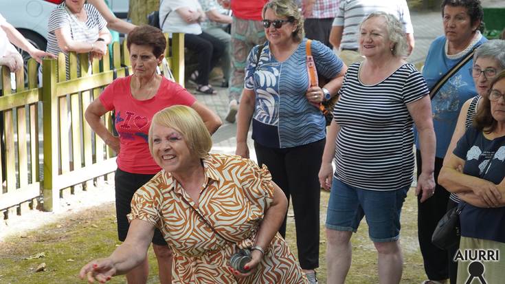 Hainbat lehiaketekin eta bazkariarekin gozatu dute Bertxin elkarteko bazkideek aurreko egunetan