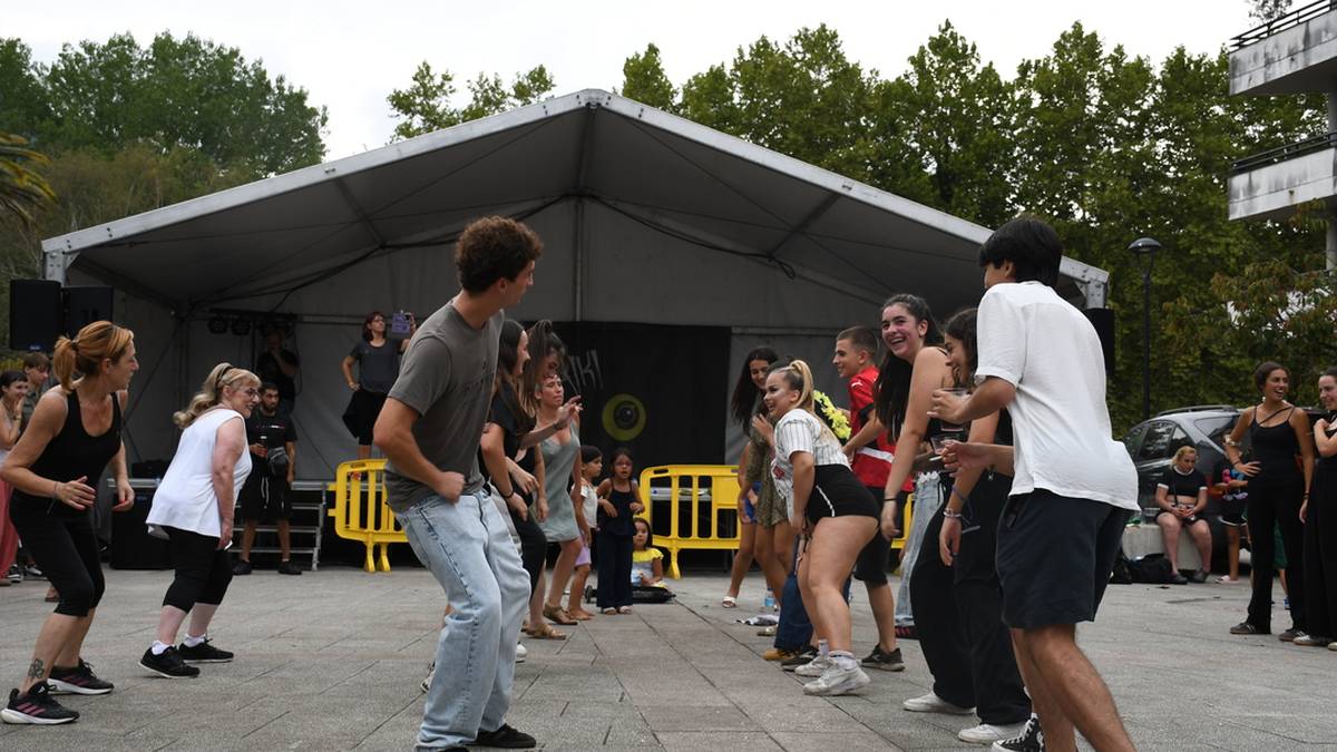 Zumba eta sagardoa, arratsaldeko osagaiak Etxeberrietako jaietan