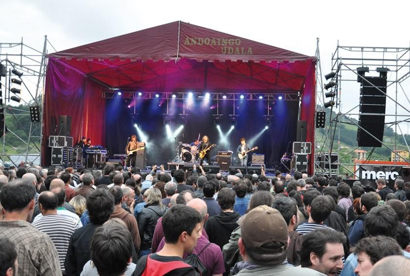 Rock jaialdia eta Garagardo azoka, jaien atarikoak