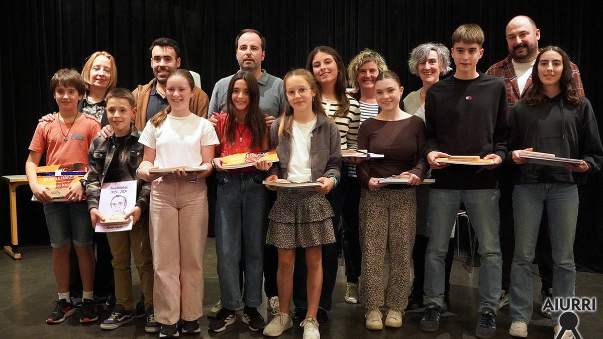 Idazle gazteek Martin Ugalde ipuin lehiaketako sariak jaso dituzte