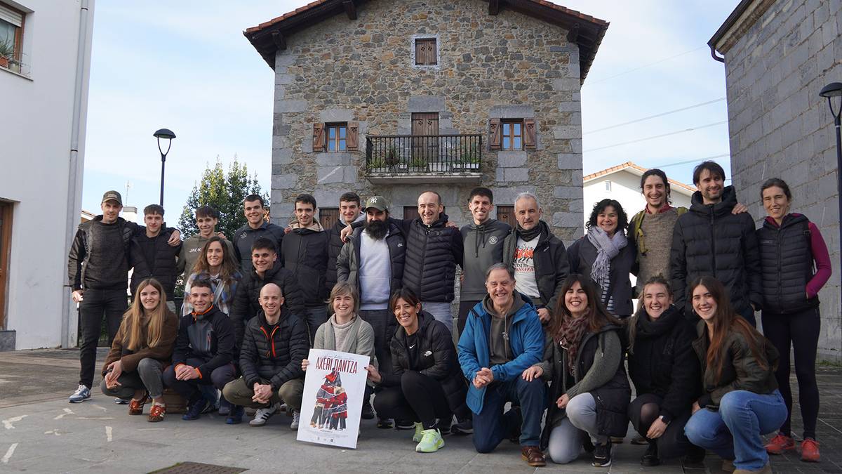 "Axeri Dantza, herri baten erritua" dokumentala ikusi dute eguerdian