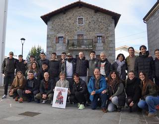 "Axeri Dantza, herri baten erritua" dokumentala ikusi dute eguerdian