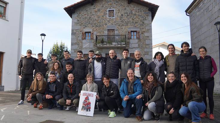 "Axeri Dantza, herri baten erritua" dokumentala ikusi dute eguerdian