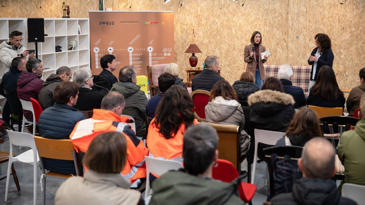 Ateak zabalik, tamaina handiko hondakinak tratatzeko instalazioa ezagutzeko