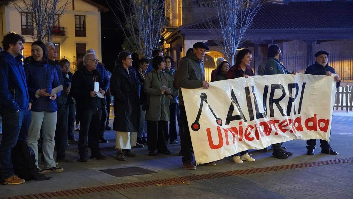 Elkarretaratzea udaletxe aurrean, Aiurrik azken urtetan jasandako diru-murrizketagatik protesta egiteko