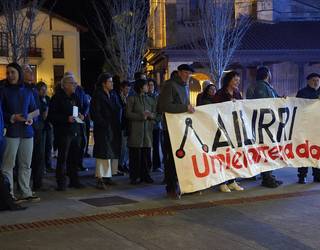 Elkarretaratzea udaletxe aurrean, Aiurrik azken urtetan jasandako diru-murrizketagatik protesta egiteko