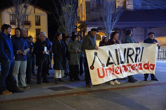 Elkarretaratzea udaletxe aurrean, Aiurrik azken urtetan jasandako diru-murrizketagatik protesta egiteko