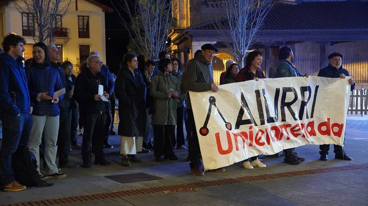 Elkarretaratzea udaletxe aurrean, Aiurrik azken urtetan jasandako diru-murrizketagatik protesta egiteko
