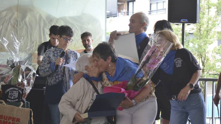 Matilde Alvarez eta Angelines Lopez omendu dituzte Etxeberrietako jaietako auzo-bazkarian