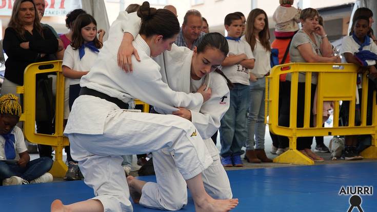 Judo elkarteko kideen erakustaldia Zumea plazan