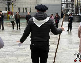 Santa eskean atera dira Fleming ikastetxeko kideak