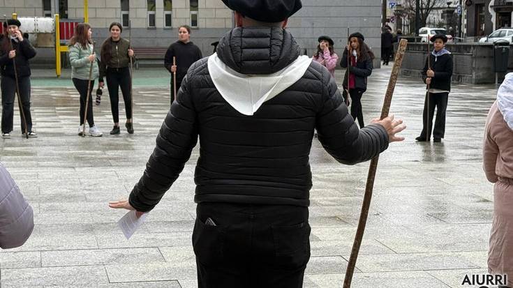 Santa eskean atera dira Fleming ikastetxeko kideak