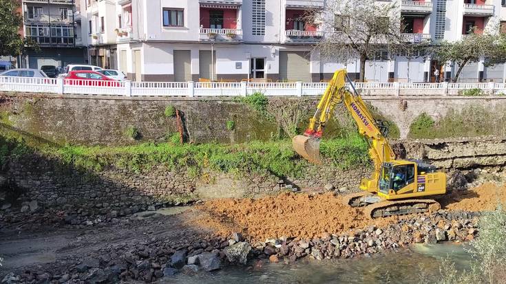 Luizia konpontzen ari dira Leitzaran kaleko horman