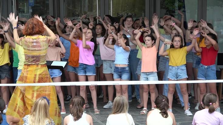 Andoaingo Udal Musika Eskolako haurren abesbatza: "Eguzki bila", "Nire itzala" eta "Logelan logale"