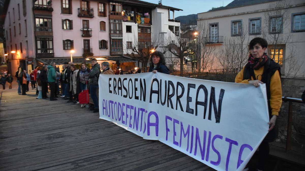 Lurgatz taldeak deitutako elkarretaratzea, azken erailketa matxista salatzeko