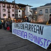 Lurgatz taldeak deitutako elkarretaratzea, azken erailketa matxista salatzeko