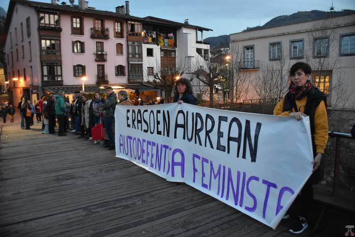 Lurgatz taldeak deitutako elkarretaratzea, azken erailketa matxista salatzeko