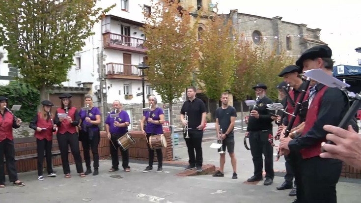 Txanbolineko eta eskualdeko txistularien kalejira: "Bikote kantaria" eta kalejira