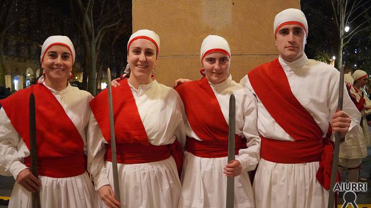 Ezpata Dantzarien harrera ikusgarria Lurdes Iriondori Gipuzkoako Urrezko Domina emate-ekitaldian