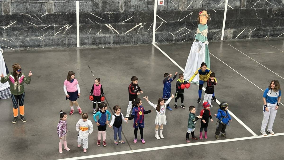 Frontoian egin dute inauteri festa