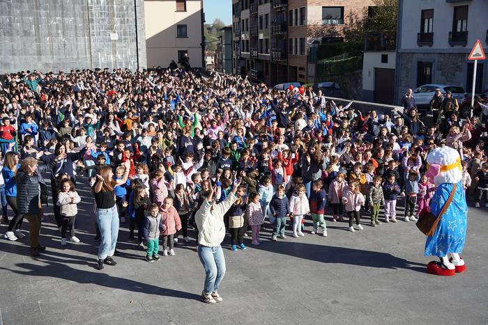 Latx euskarako maskotarekin bideoklipa grabatzen aritu dira La Salle Berrozpen