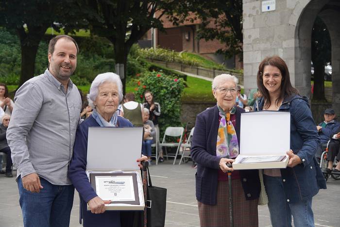 Ibili Andoain ekimenean, 90 urtetik gorako Maritxu Mendizabali eta Luisa Garciari oroigarria eman diete