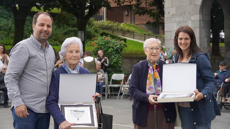 Ibili Andoain ekimenean, 90 urtetik gorako Maritxu Mendizabali eta Luisa Garciari oroigarria eman diete