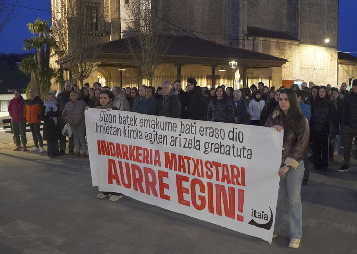 Urnietako eraso matxista salatzeko dozenaka lagun elkartu da San Juan plazan