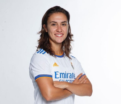 Nahikari Garcia, zuriz jantzita