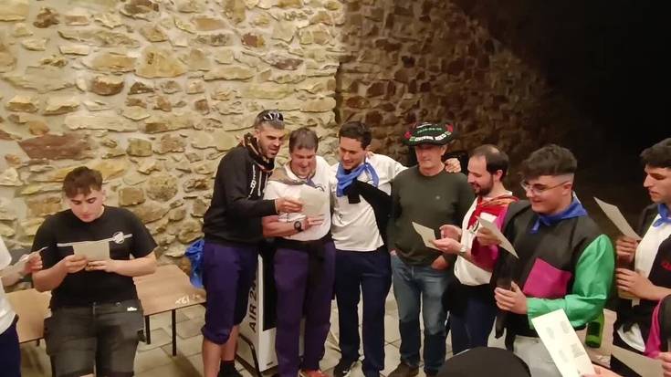 Hainbat konpartsakideri omenaldia eta agurra, pregoiaren osteko afarian