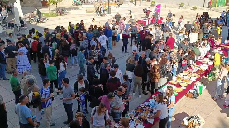 Mundu zabaleko gastronomia, Asteasuko plazan