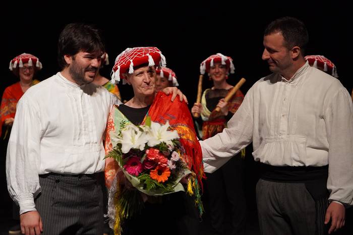 Karmen Rodriguezi aitortza egin diote Urki Dantza Taldeko kideek