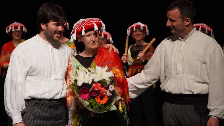 Karmen Rodriguezi aitortza egin diote Urki Dantza Taldeko kideek