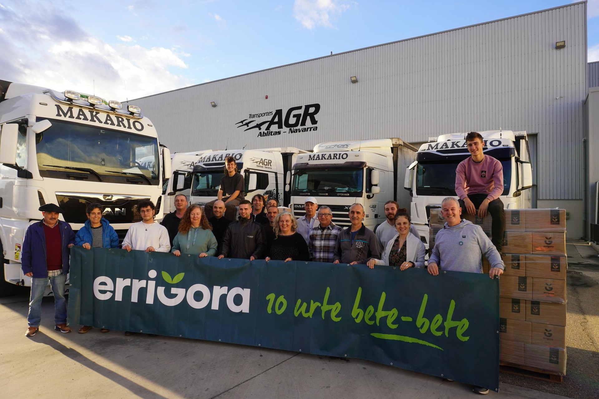 Hamar urteko argazki erraldoia berrosatu dugu